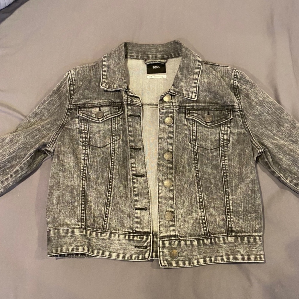acid wash denim jacket / kind of cropped